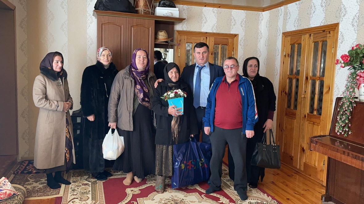 Руководитель Чародинского района посетил Насухову Унайзат Гасановну из села Сумета